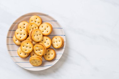 Hindistan cevizli bisküvi ve ananas reçeli.