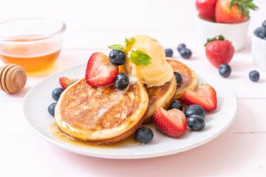 Yabanmersinli gözleme, çilek, bal ve vanilyalı dondurma.