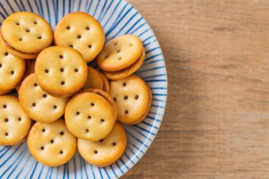 Hindistan cevizli bisküvi ve ananas reçeli.