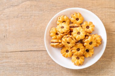 Hindistan cevizli bisküvi ve ananas reçeli.