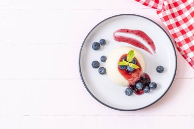 yoğurt puding taze yaban mersini - sağlıklı yemek ve tatlı ile