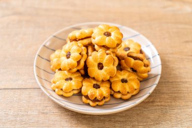 Hindistan cevizli bisküvi ve ananas reçeli.