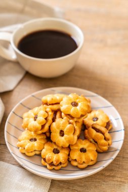 Hindistan cevizli bisküvi ve ananas reçeli.