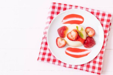 taze çilek - sağlıklı yemek ve tatlı ile yoğurt puding