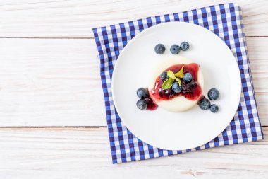yoğurt puding taze yaban mersini - sağlıklı yemek ve tatlı ile