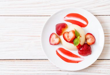 taze çilek - sağlıklı yemek ve tatlı ile yoğurt puding