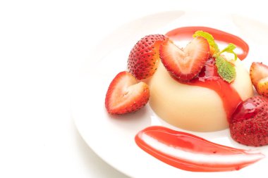 taze çilek beyaz arka plan üzerinde izole pudingle yoğurt