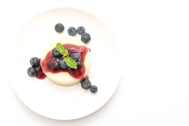 Beyaz arka plan üzerinde izole taze yaban mersini ile yoğurt puding