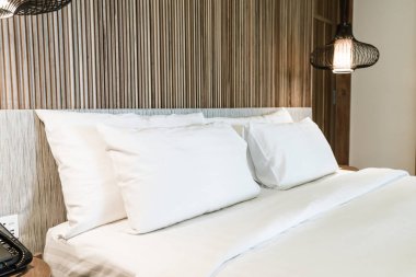 Otel yatak odası iç dekorasyonda yatak üzerinde rahat yastık