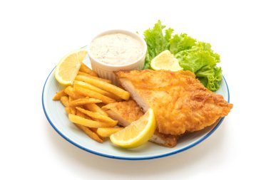 Beyaz arkaplanda balık ve cips izole