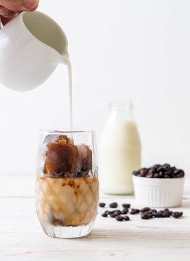 ahşap masa üzerinde sütlü kahve buz küpleri