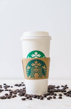 Bangkok, Tayland - 5 Haziran 2018: Beyaz kahve fincanı Starbucks logosu üzerinde tahta arka plan ile. Starbucks dünyanın en büyük kahve evi 61 ülke içinde 20.000'den fazla mağaza ile mi.