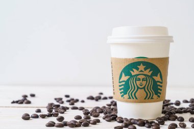 Bangkok, Tayland - 5 Haziran 2018: Beyaz kahve fincanı Starbucks logosu üzerinde tahta arka plan ile. Starbucks dünyanın en büyük kahve evi 61 ülke içinde 20.000'den fazla mağaza ile mi.