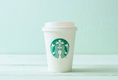 Bangkok, Tayland - 5 Haziran 2018: Beyaz kahve fincanı Starbucks logosu üzerinde tahta arka plan ile. Starbucks dünyanın en büyük kahve evi 61 ülke içinde 20.000'den fazla mağaza ile mi.