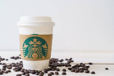 Bangkok, Tayland - 5 Haziran 2018: Beyaz kahve fincanı Starbucks logosu üzerinde tahta arka plan ile. Starbucks dünyanın en büyük kahve evi 61 ülke içinde 20.000'den fazla mağaza ile mi.