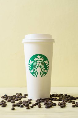 Bangkok, Tayland - 5 Haziran 2018: Beyaz kahve fincanı Starbucks logosu üzerinde tahta arka plan ile. Starbucks dünyanın en büyük kahve evi 61 ülke içinde 20.000'den fazla mağaza ile mi.