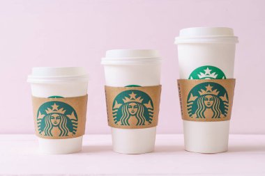 Bangkok, Tayland - 5 Haziran 2018: Beyaz kahve fincanı Starbucks logosu üzerinde tahta arka plan ile. Starbucks dünyanın en büyük kahve evi 61 ülke içinde 20.000'den fazla mağaza ile mi.