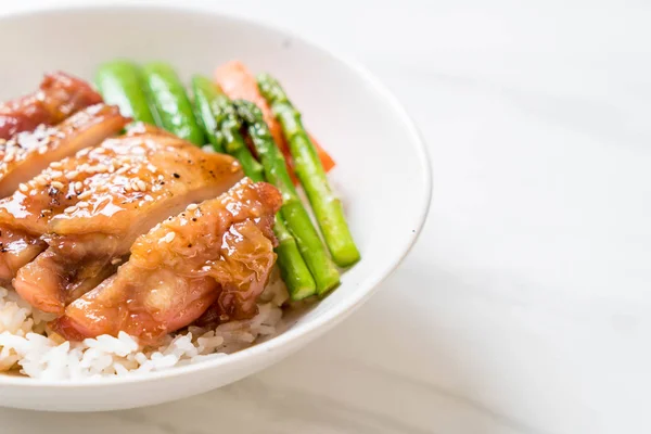 红烧鸡饭碗 亚洲风味 — 图库照片