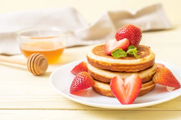 Souffleurpfannkuchen Mit Frischen Erdbeeren — Stockfoto