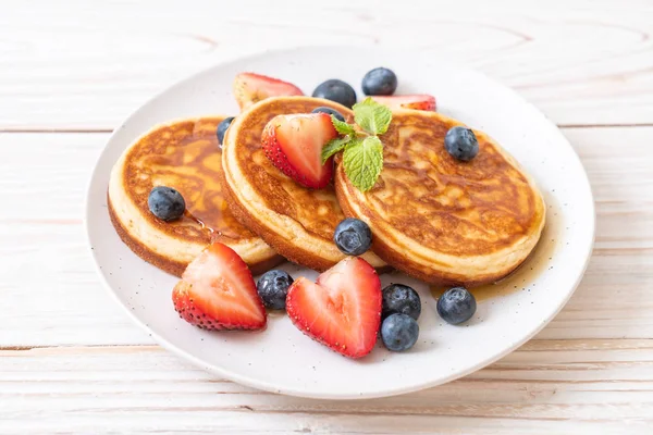 Souffleurpfannkuchen Mit Frischen Blaubeeren Frischen Erdbeeren Und Honig — Stockfoto