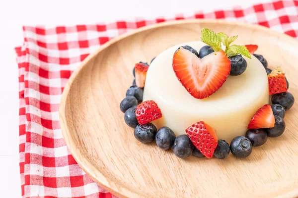 Pudding Yaourt Aux Fraises Fraîches Aux Bleuets Sur Assiette — Photo