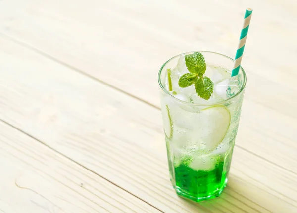 Soda Mela Verde Sul Tavolo Legno — Foto Stock
