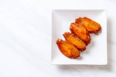 Barbekü tavuk kanadı sosu ile