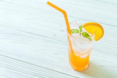 yanında da soda ahşap masa portakal suyu