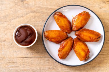 Barbekü tavuk kanadı sosu ile