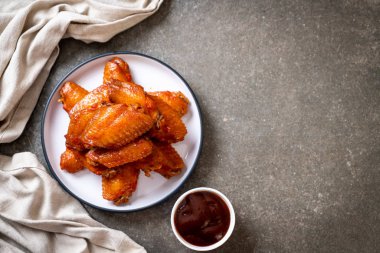 Barbekü tavuk kanadı sosu ile