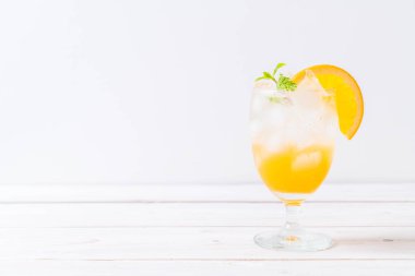 yanında da soda ahşap masa portakal suyu
