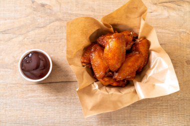 Barbekü tavuk kanadı sosu ile