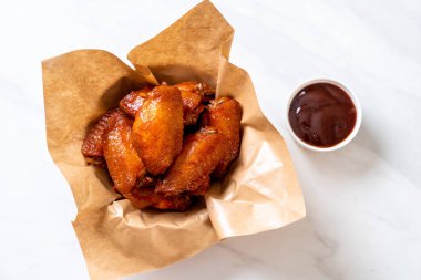 Barbekü tavuk kanadı sosu ile