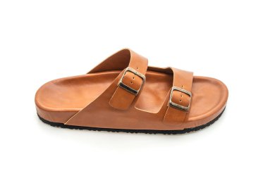 Erkekler beyaz arka plan üzerinde izole sandalet deri