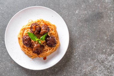 Spagetti köfte - İtalyan yemeği tarzı ile