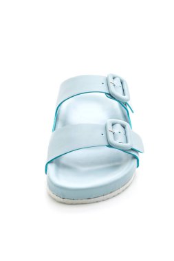 Kadınlar beyaz arka plan üzerinde izole sandalet deri