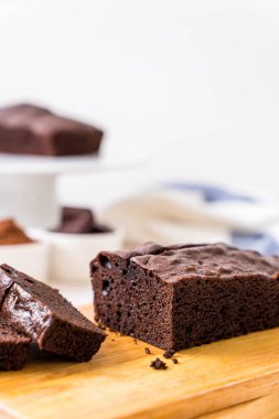 ahşap zemin üzerine çikolatalı browni kek