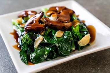Sarımsaklı istiridye soslu kızarmış Hong Kong Kale heyecan