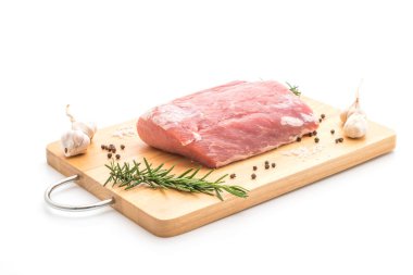 Beyaz arka planda izole edilmiş taze domuz filetosu.