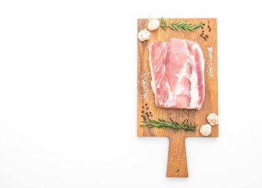 Beyaz arka planda izole edilmiş taze domuz filetosu.