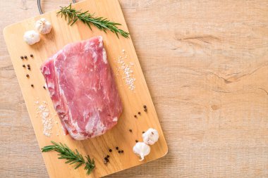 taze domuz ham filetosu ahşap tahta üzerinde