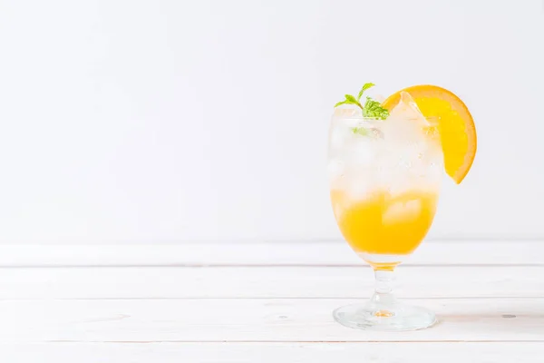 Suco Laranja Com Refrigerante Mesa Madeira — Fotografia de Stock