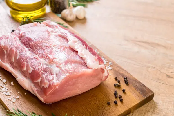 Filete Crudo Cerdo Fresco Sobre Tabla Madera — Foto de Stock