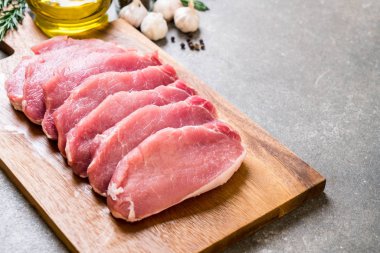 taze domuz ham filetosu ahşap tahta üzerinde