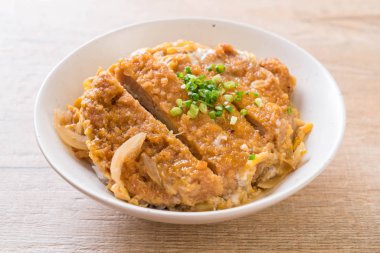 Kızarmış domuz pirzolası kasesi (Katsudon) - Japon yemek tarzı