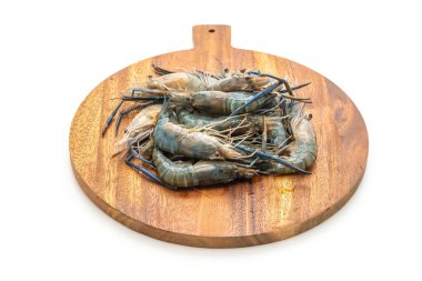 Beyaz arka plan üzerinde izole kesme tahtası üzerinde taze mavi karides