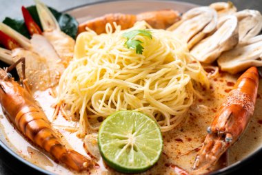 Baharatlı karides spagetti makarna (Tom Yum Goong) - İtalyan Füzyon gıda tarzı