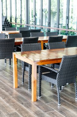 boş masa ve sandalye bir odada