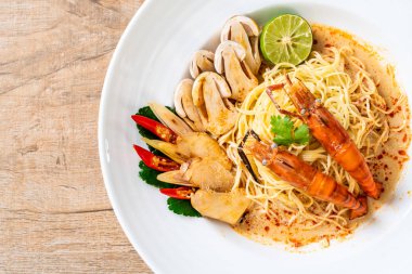 Baharatlı karides spagetti makarna (Tom Yum Goong) - İtalyan Füzyon gıda tarzı