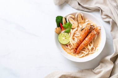 Baharatlı karides udon ramen noodle (Tom Yum Goong) - Japon füzyon gıda tarzı